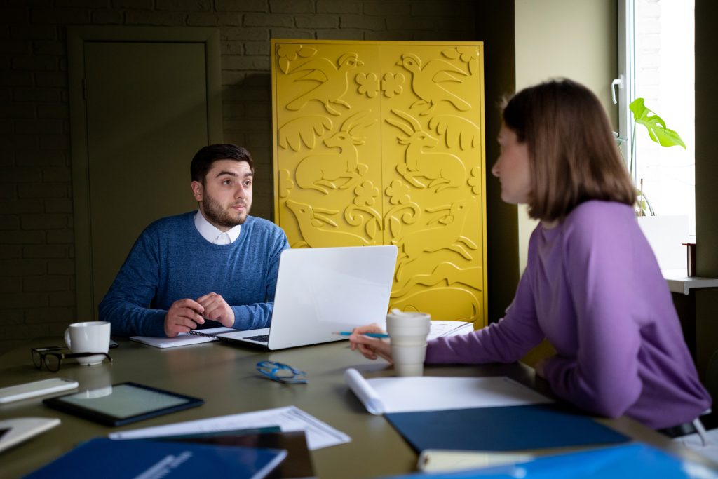 medium-shot-people-chatting-work (1)